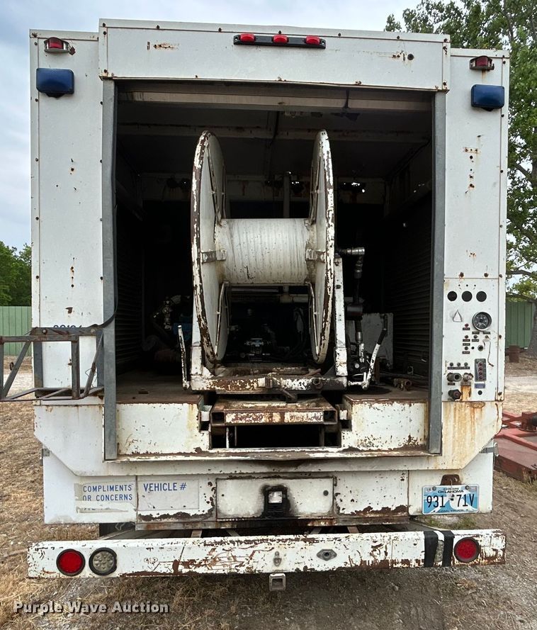 image for item DO1148 2001 International 4700 vacuum truck