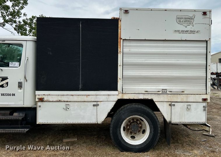 image for item DO1148 2001 International 4700 vacuum truck