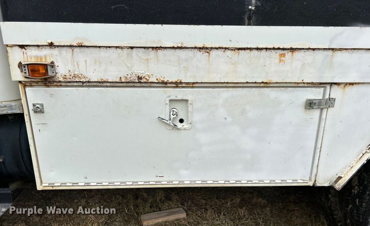 image for item DO1148 2001 International 4700 vacuum truck