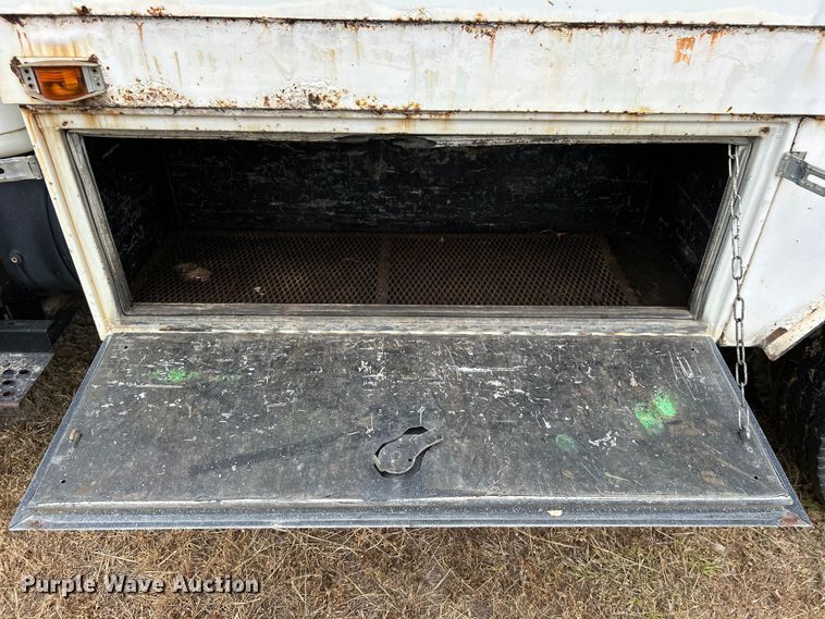 image for item DO1148 2001 International 4700 vacuum truck