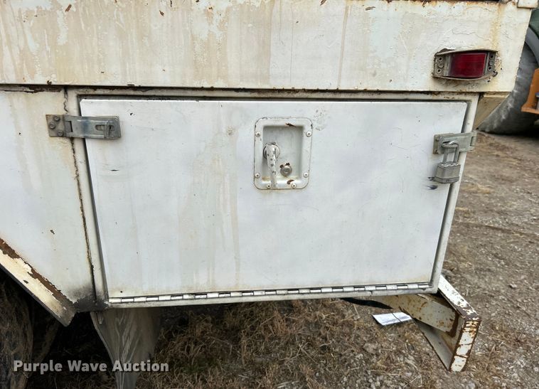 image for item DO1148 2001 International 4700 vacuum truck