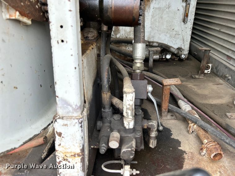 image for item DO1148 2001 International 4700 vacuum truck