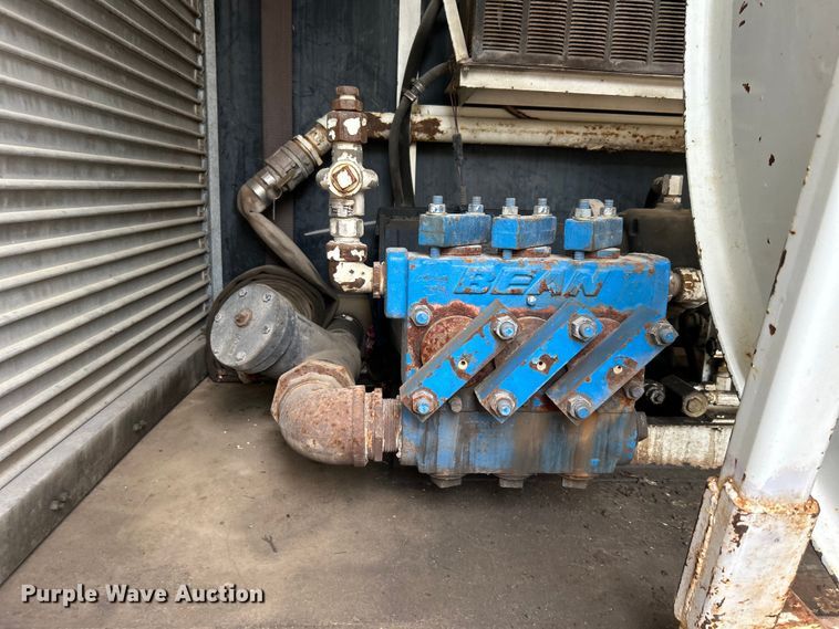 image for item DO1148 2001 International 4700 vacuum truck