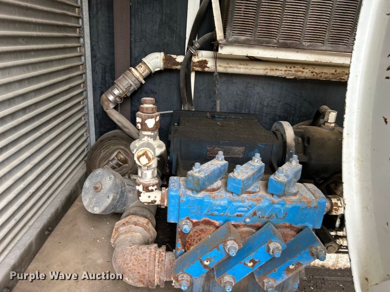 image for item DO1148 2001 International 4700 vacuum truck