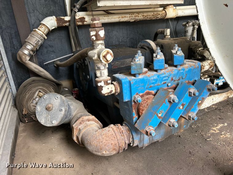 image for item DO1148 2001 International 4700 vacuum truck