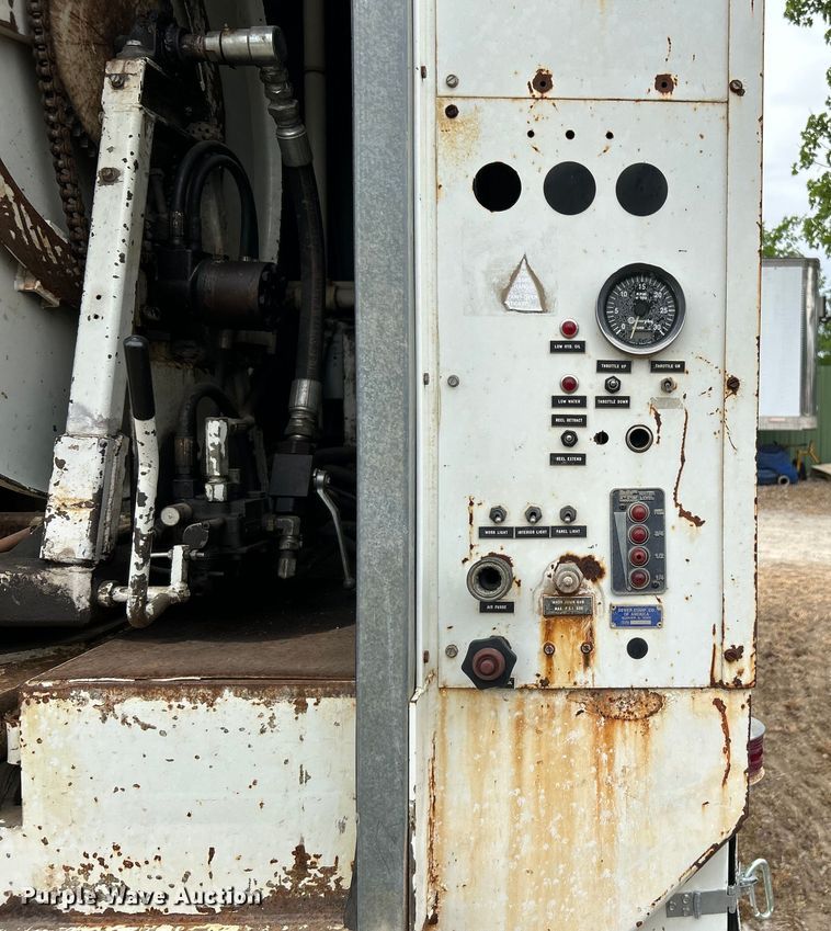 image for item DO1148 2001 International 4700 vacuum truck