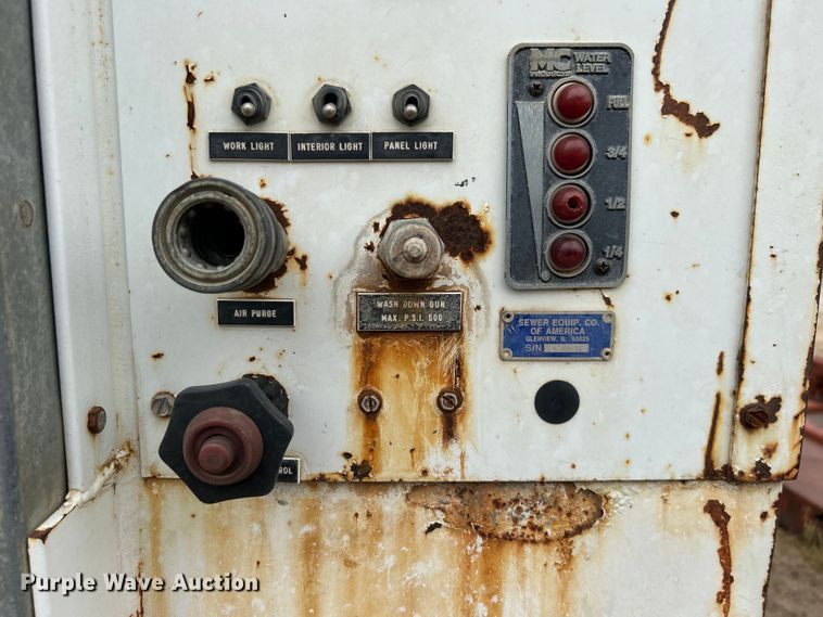 image for item DO1148 2001 International 4700 vacuum truck