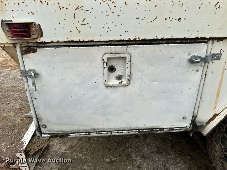 image for item DO1148 2001 International 4700 vacuum truck