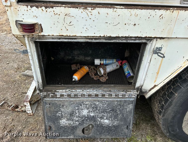 image for item DO1148 2001 International 4700 vacuum truck