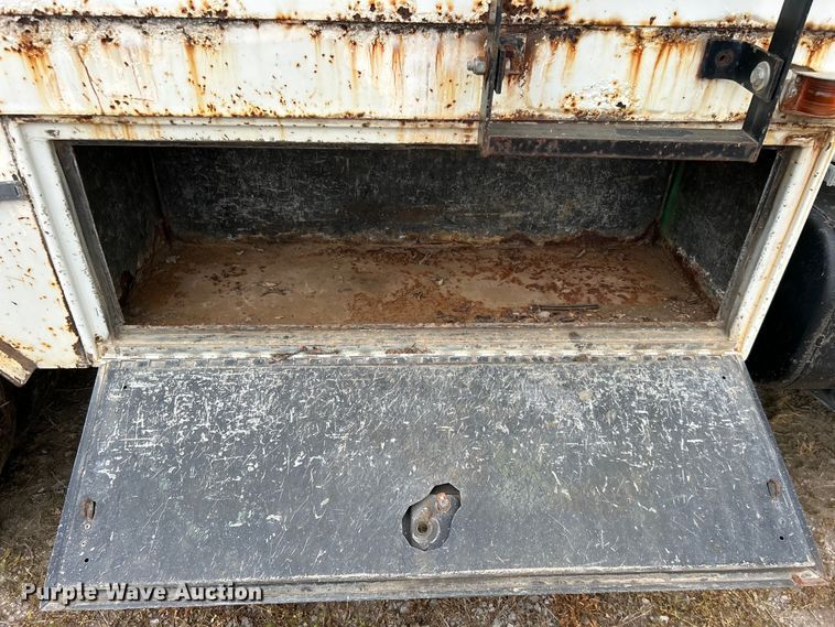 image for item DO1148 2001 International 4700 vacuum truck