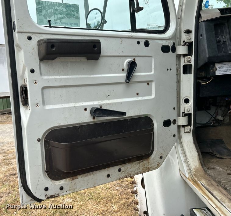 image for item DO1148 2001 International 4700 vacuum truck