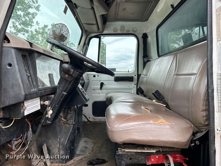 image for item DO1148 2001 International 4700 vacuum truck