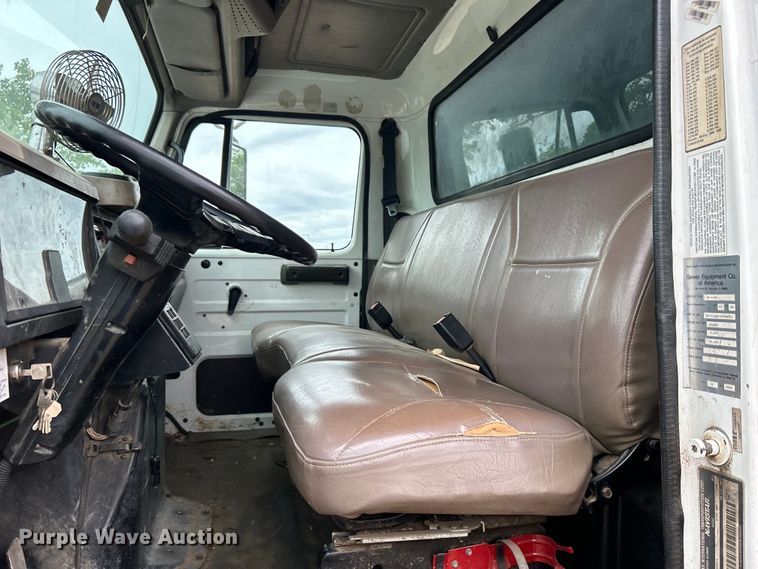 image for item DO1148 2001 International 4700 vacuum truck