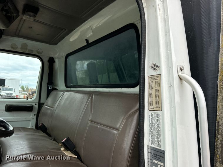 image for item DO1148 2001 International 4700 vacuum truck