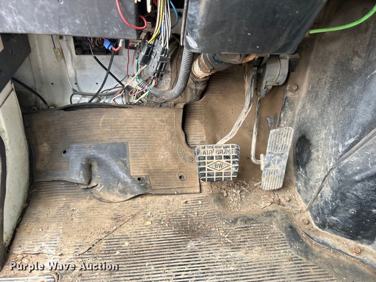 image for item DO1148 2001 International 4700 vacuum truck