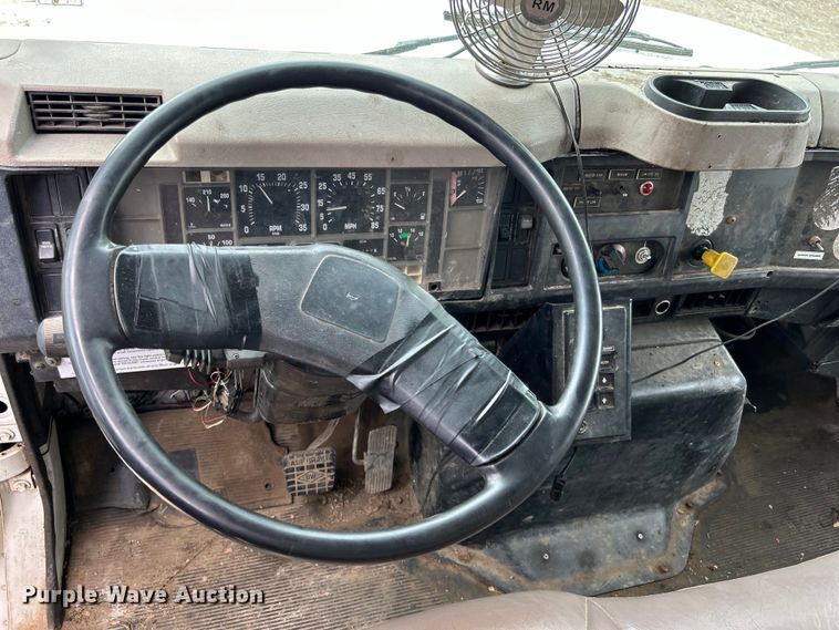 image for item DO1148 2001 International 4700 vacuum truck