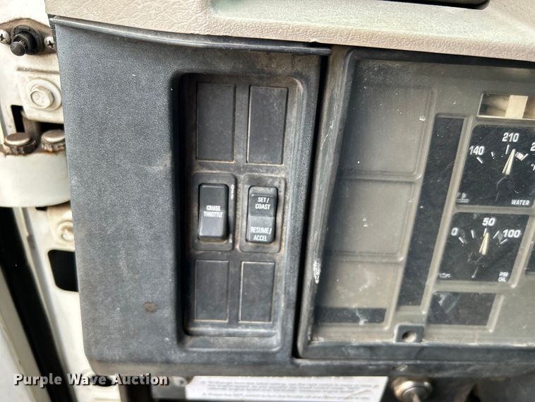 image for item DO1148 2001 International 4700 vacuum truck