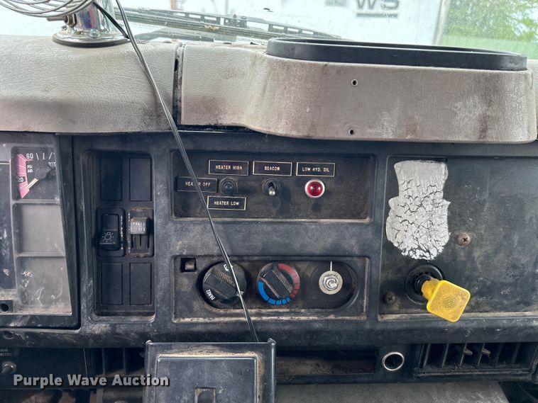 image for item DO1148 2001 International 4700 vacuum truck