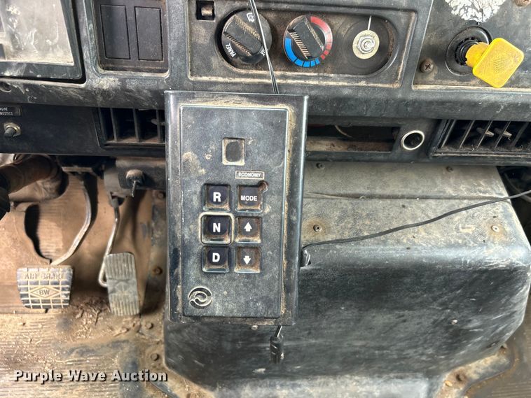 image for item DO1148 2001 International 4700 vacuum truck