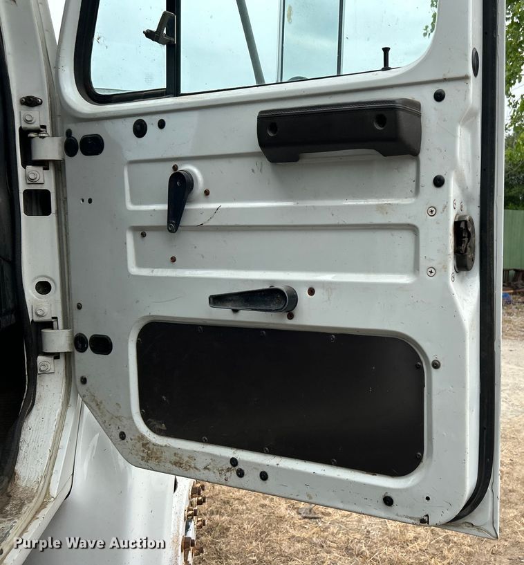 image for item DO1148 2001 International 4700 vacuum truck