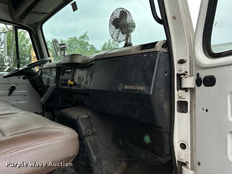 image for item DO1148 2001 International 4700 vacuum truck