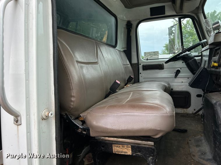 image for item DO1148 2001 International 4700 vacuum truck