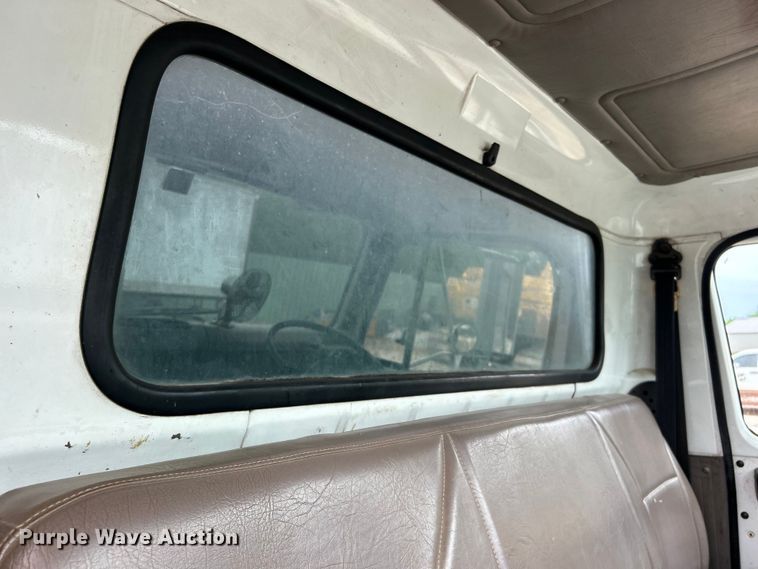 image for item DO1148 2001 International 4700 vacuum truck