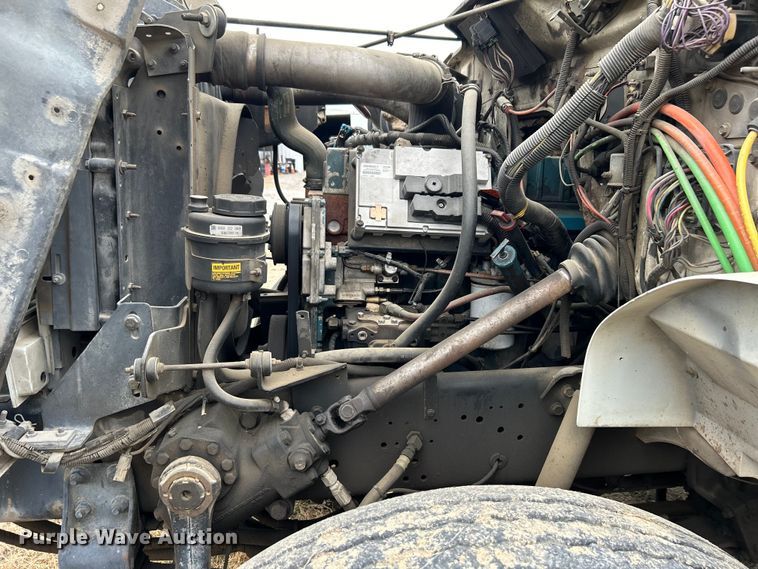 image for item DO1148 2001 International 4700 vacuum truck