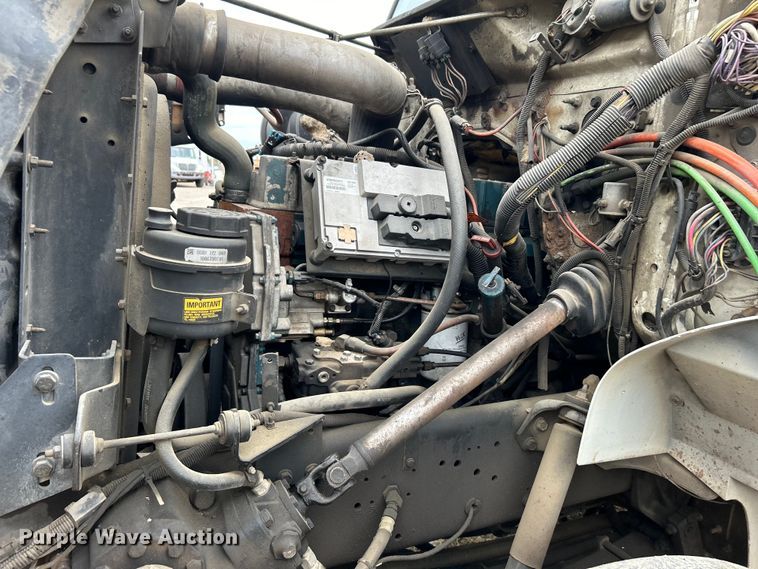 image for item DO1148 2001 International 4700 vacuum truck