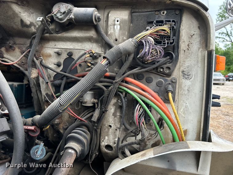 image for item DO1148 2001 International 4700 vacuum truck