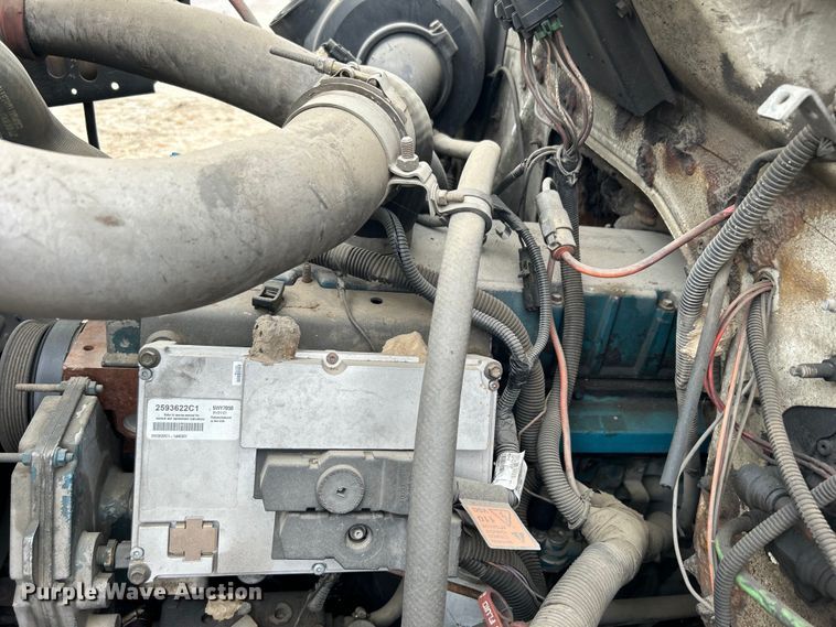 image for item DO1148 2001 International 4700 vacuum truck