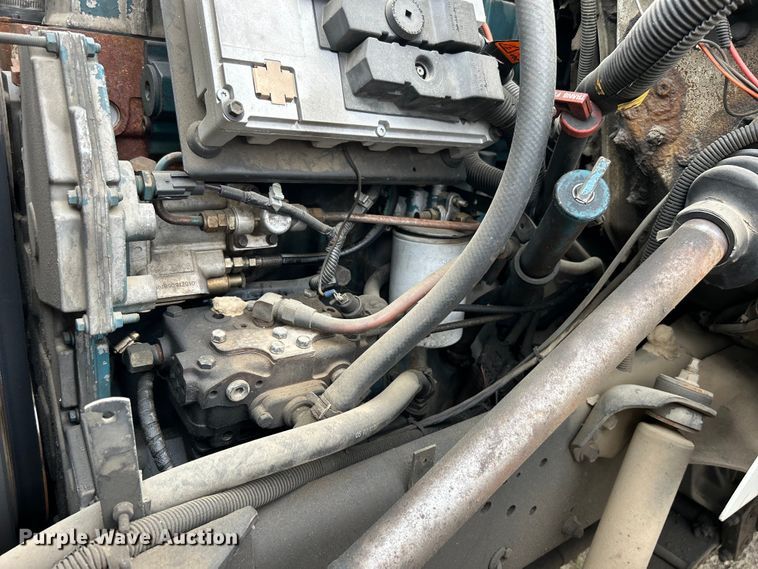 image for item DO1148 2001 International 4700 vacuum truck