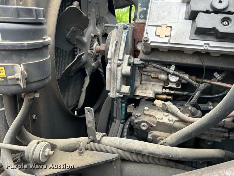image for item DO1148 2001 International 4700 vacuum truck