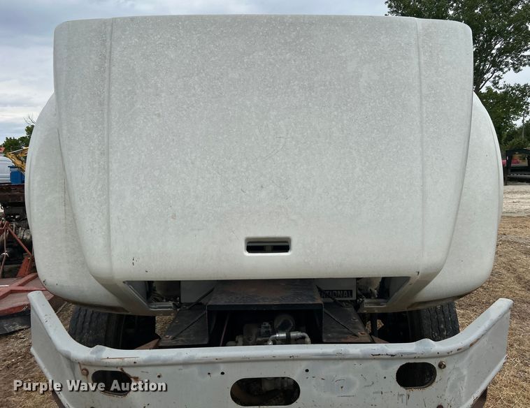 image for item DO1148 2001 International 4700 vacuum truck