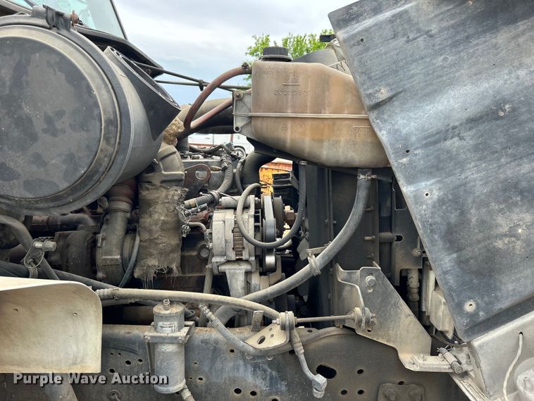 image for item DO1148 2001 International 4700 vacuum truck