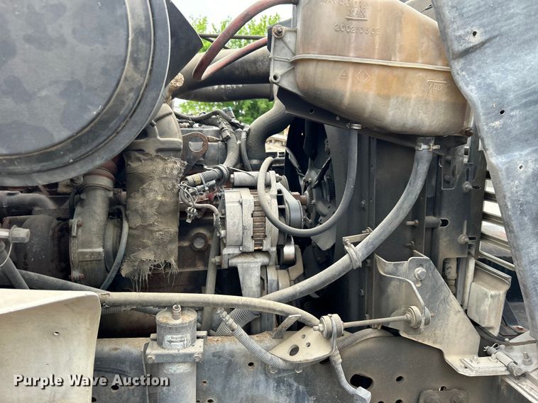 image for item DO1148 2001 International 4700 vacuum truck