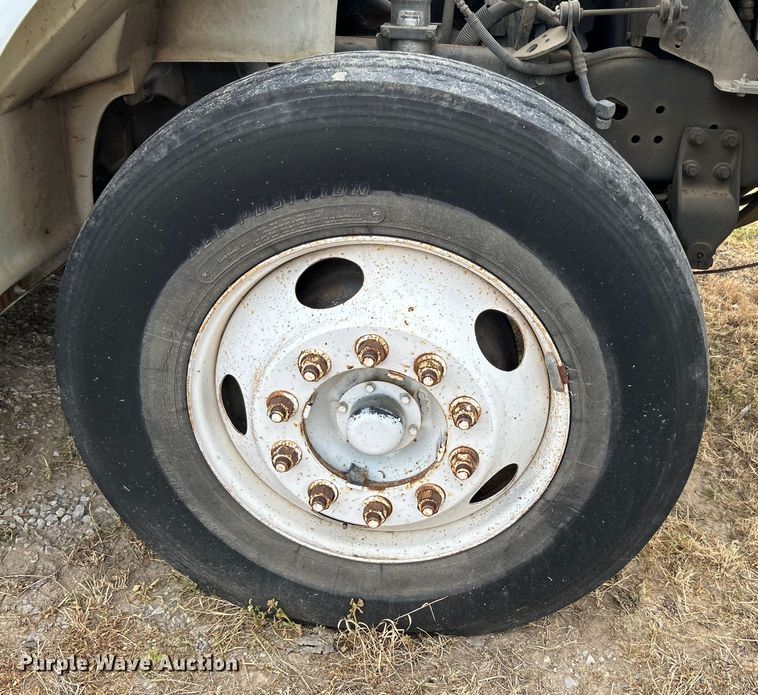 image for item DO1148 2001 International 4700 vacuum truck