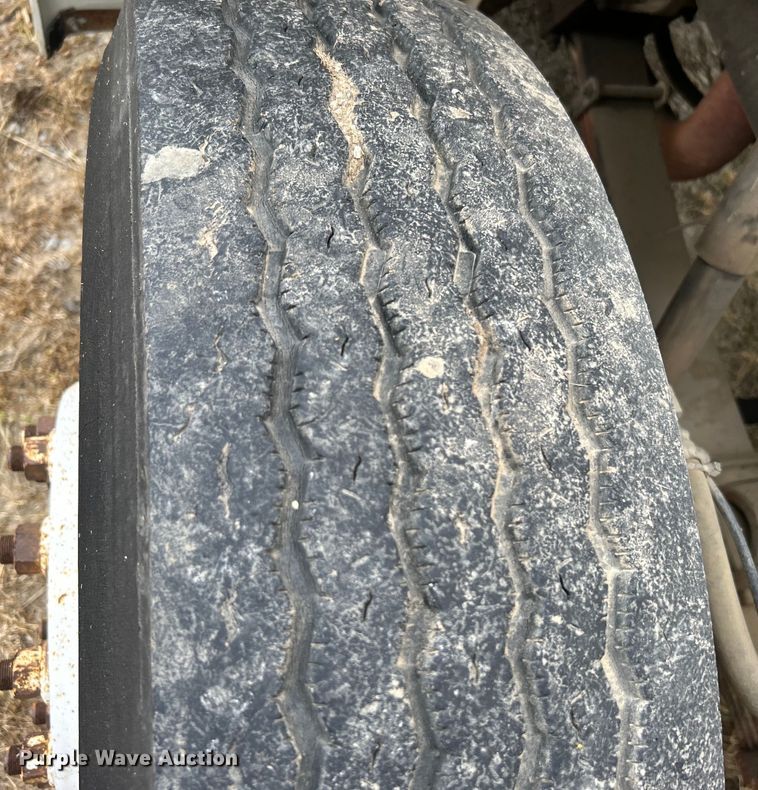 image for item DO1148 2001 International 4700 vacuum truck