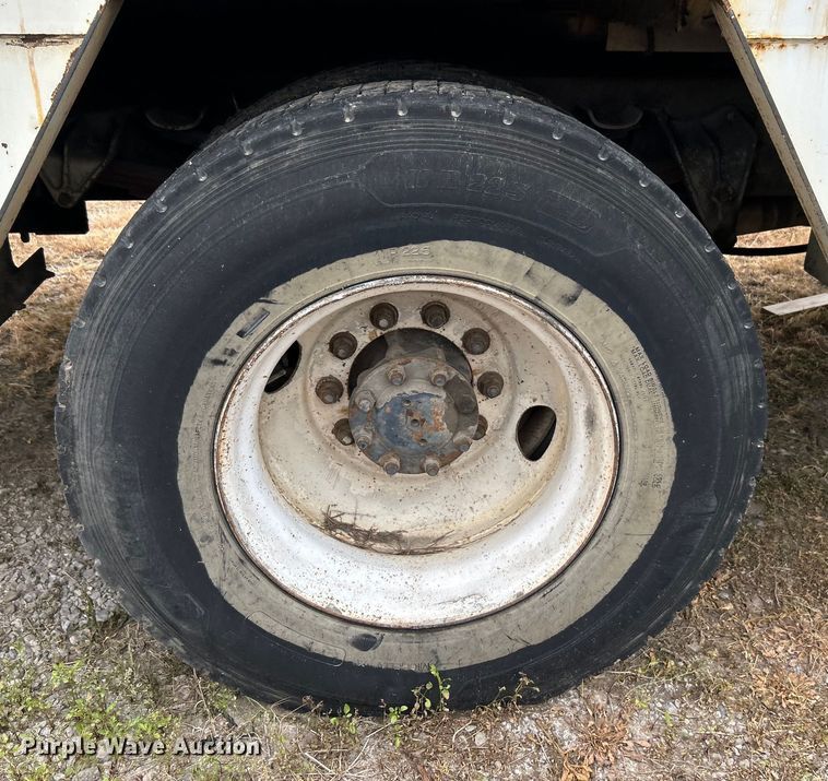 image for item DO1148 2001 International 4700 vacuum truck