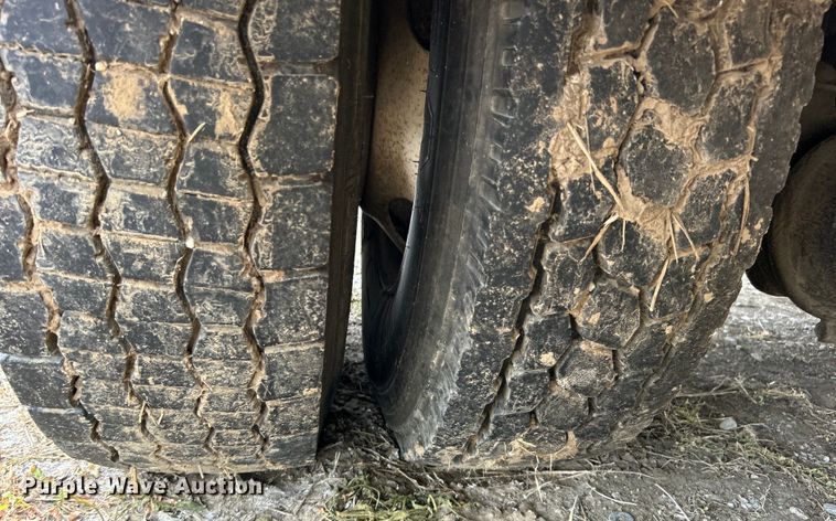 image for item DO1148 2001 International 4700 vacuum truck