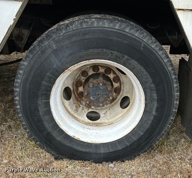 image for item DO1148 2001 International 4700 vacuum truck