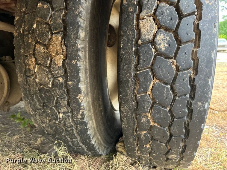 image for item DO1148 2001 International 4700 vacuum truck