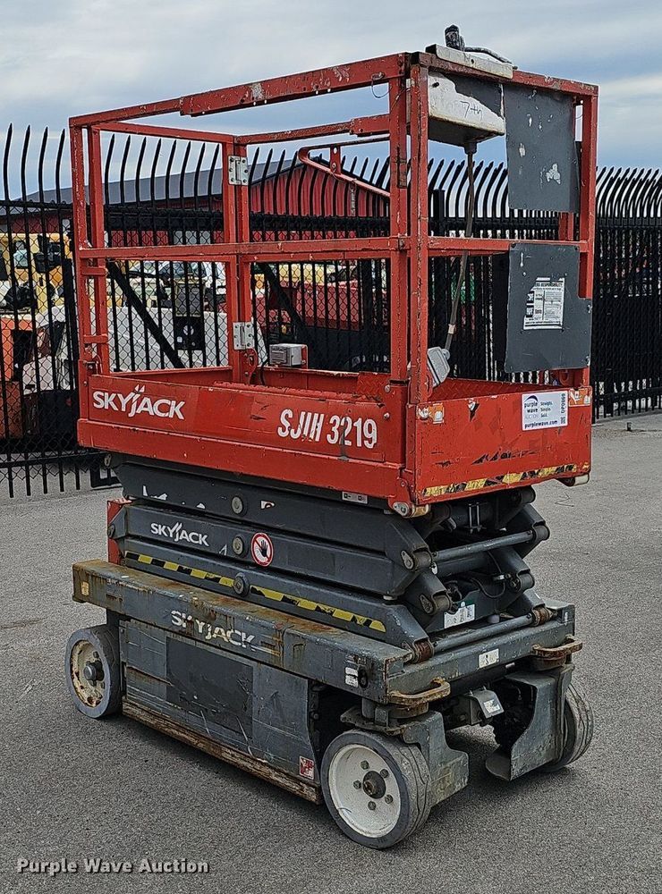 image for item DP0869 2014 Skyjack SJIII 3219 scissor lift