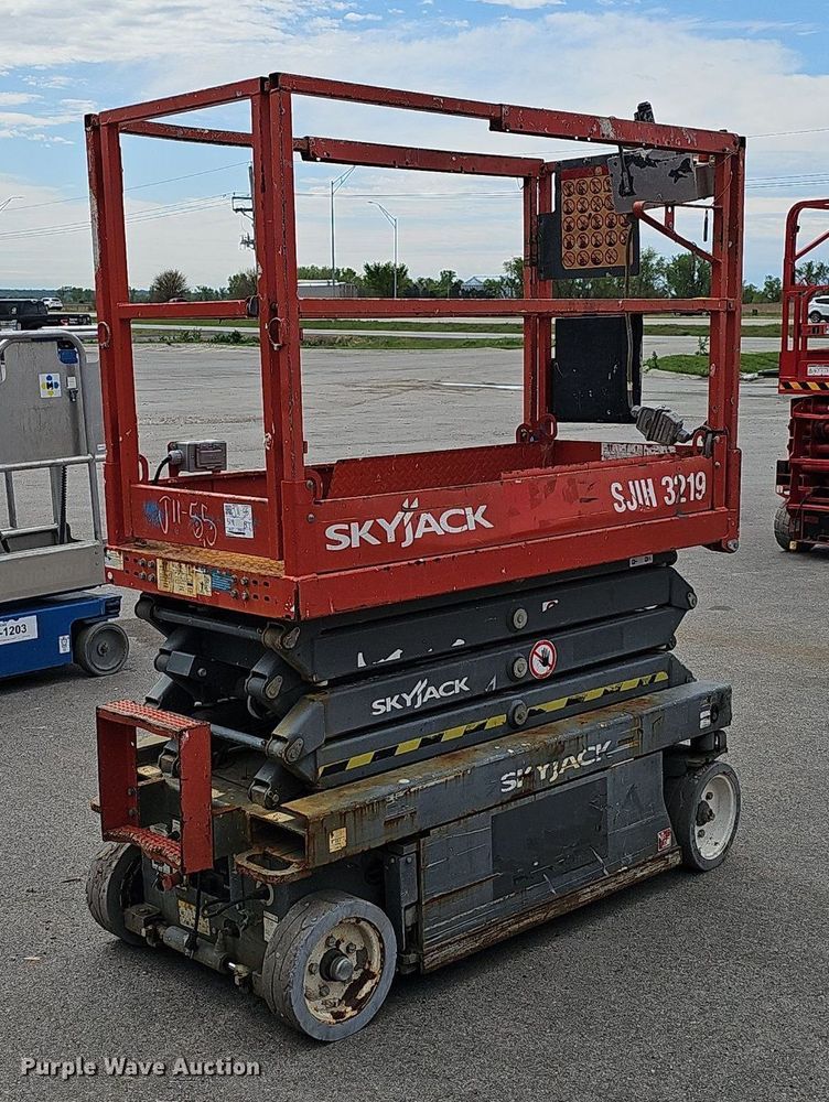 image for item DP0869 2014 Skyjack SJIII 3219 scissor lift