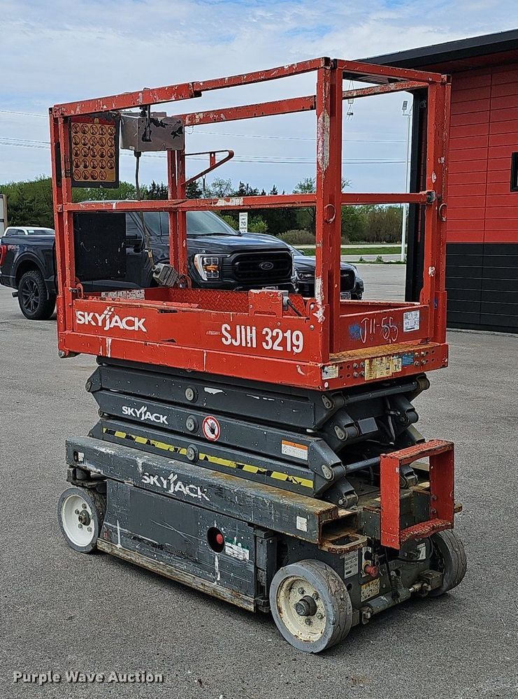 image for item DP0869 2014 Skyjack SJIII 3219 scissor lift