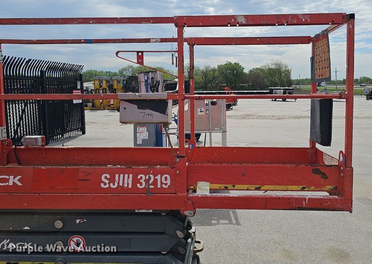 image for item DP0869 2014 Skyjack SJIII 3219 scissor lift