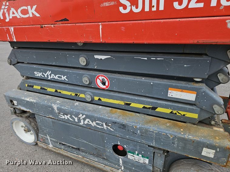 image for item DP0869 2014 Skyjack SJIII 3219 scissor lift