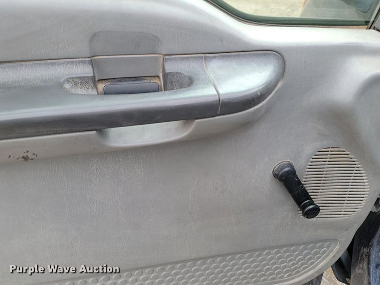 image for item DP3531 2002 Ford  F450 Super Duty XL Crew Cab pickup truck