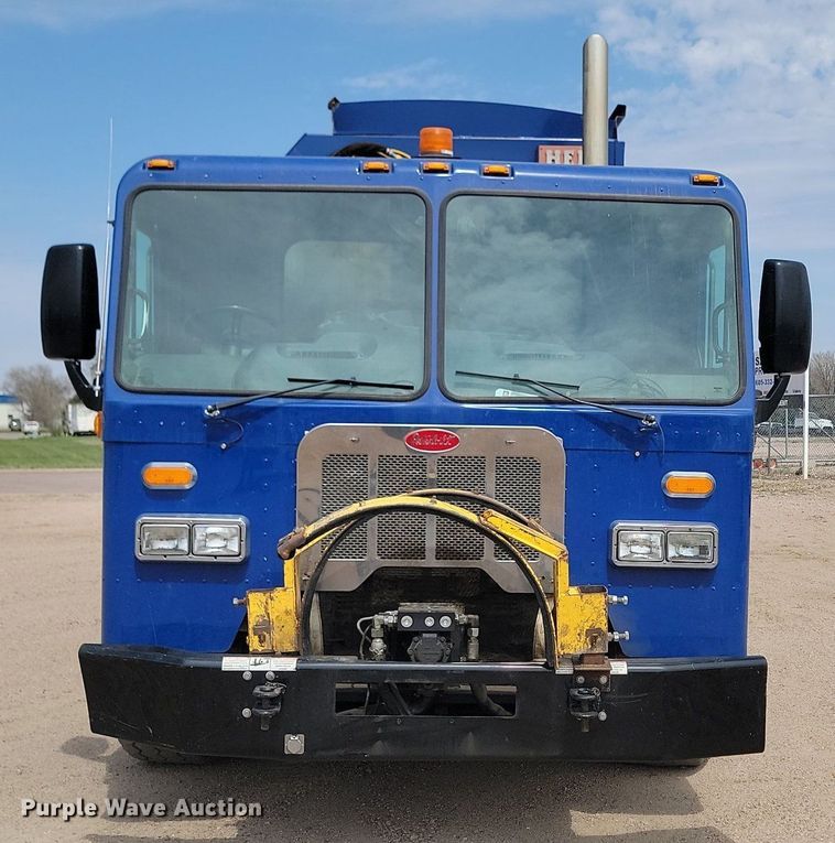 image for item DP3571 2013 Peterbilt  320 refuse truck