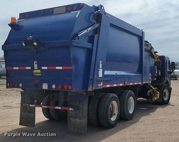 image for item DP3571 2013 Peterbilt  320 refuse truck